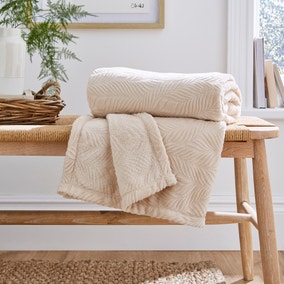 Leila Leaf Fleece Throw 130x170cm Leila Leaf Fleece Throw 130x170cm